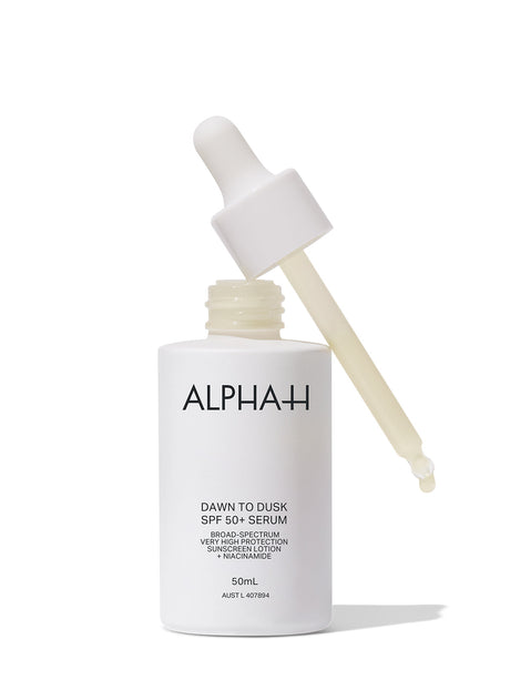 Hakme 推薦 ALPHA-H 廣譜絲柔防曬精華 SPF50+，護膚防曬二合一，質地如精華般水潤，敏感肌適用，幫你精簡晨間護膚步驟。