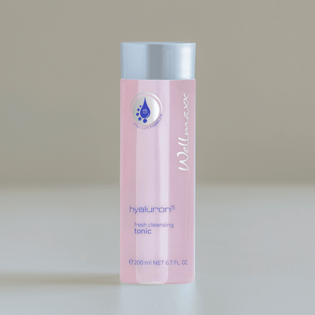 Hakme 推薦 Wellmaxx 五重玻尿酸保濕爽膚水：無酒精配方，質地順滑零摩擦，適合配合美容儀導出及二次清潔使用。