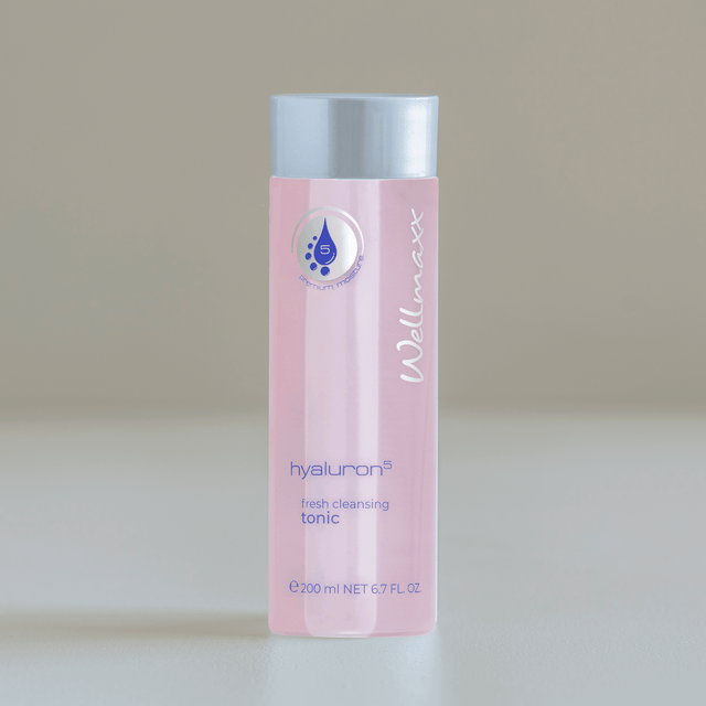 Hakme 推薦 Wellmaxx 五重玻尿酸保濕爽膚水：無酒精配方，質地順滑零摩擦，適合配合美容儀導出及二次清潔使用。