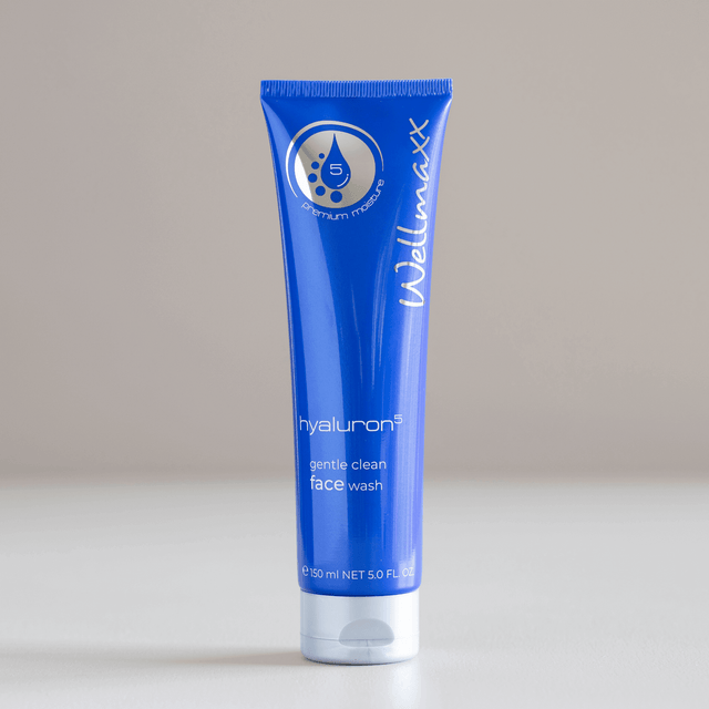 Hakme 推薦 Wellmaxx 五重玻尿酸保濕潔面膏：非皂性溫和起泡，洗面同時深層保濕，洗完水潤不繃緊 (7年銷量冠軍)。